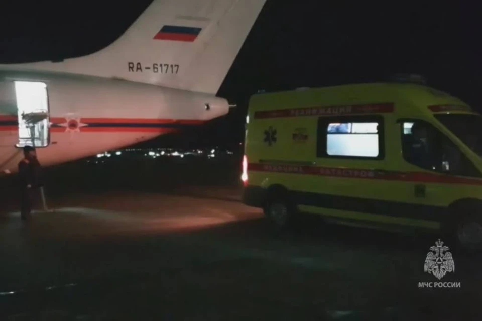 Самолет МЧС России вылетел с пострадавшим пожарным из Иркутска в Санкт-Петербург
