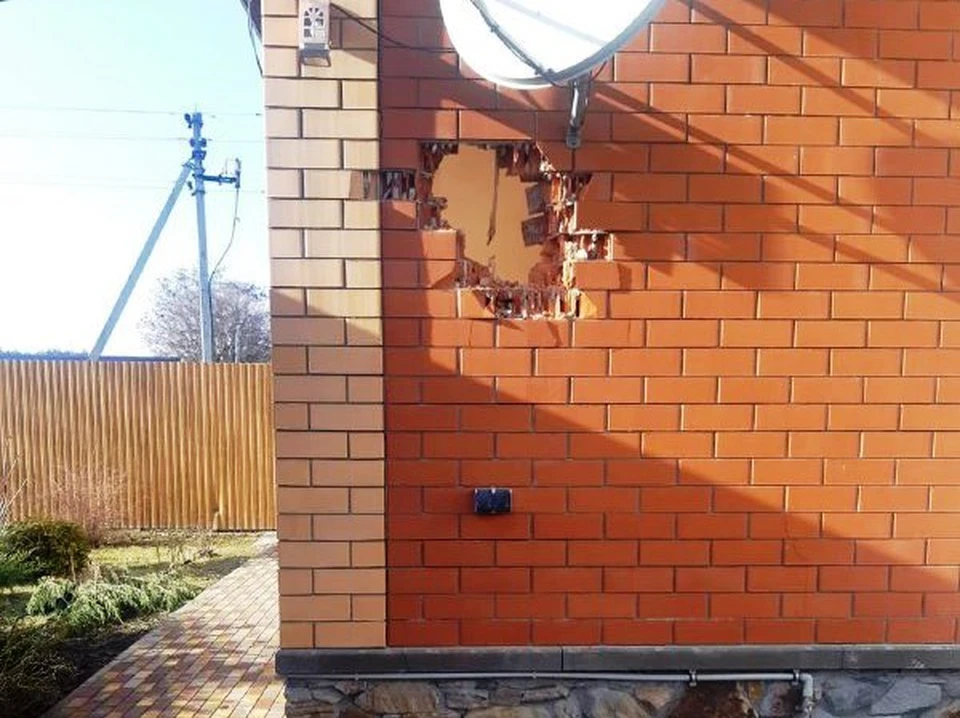 в результате обстрела ВСУ неразорвавшийся снаряд пробил стену дома.