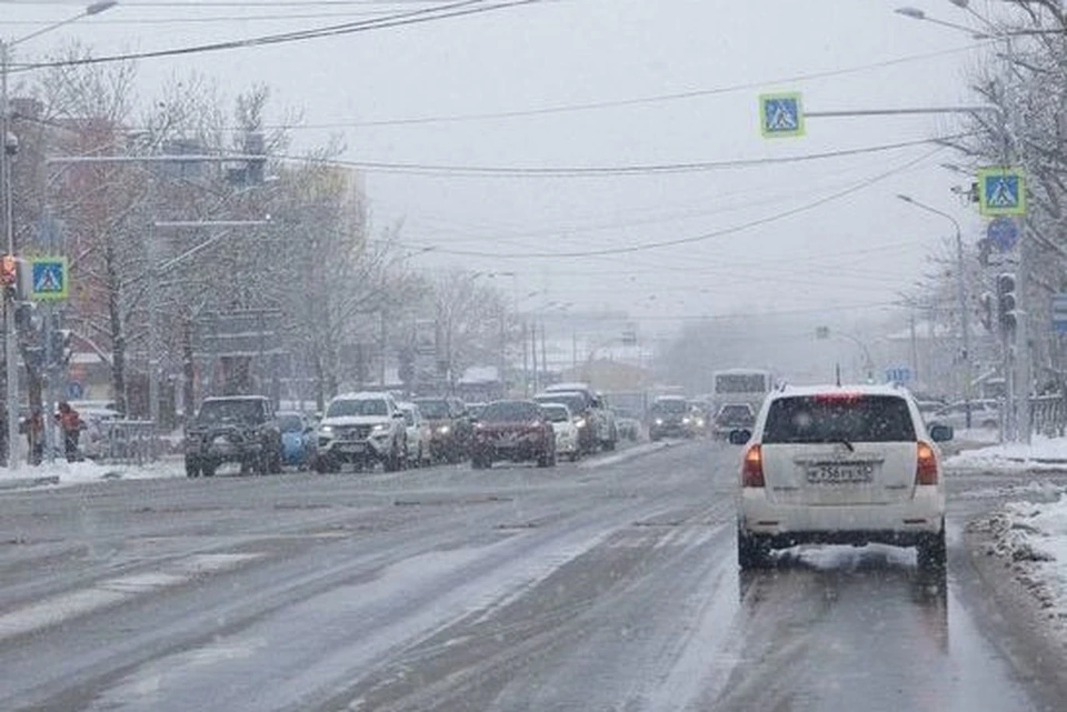 Более 130 специальных машин расчищают дороги в Южно-Сахалинске. Фото: администрация областного центра.