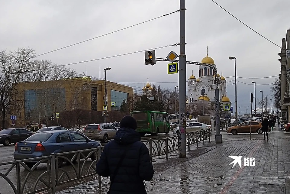 Светофор на оживленном перекрестке не работает второй день. Фото: читатель "КП-Екатеринбург"
