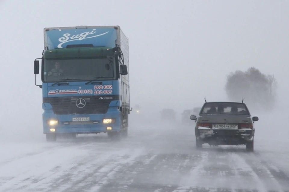 В Башкирии из-за мокрого снега и метели во второй раз за сутки продлили ограничение на проезд автобусов и грузовиков по трассе в Кармаскалинском районе