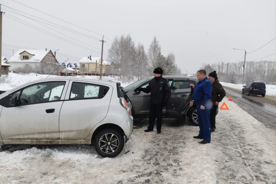 На месте аварии работают сотрудники правоохранительных органов. Фото: прокуратура Кировской области