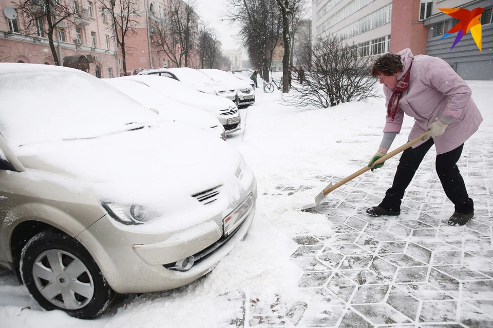 Столичное ЖКХ просит минчан помочь с уборкой снега и готово предоставить лопаты.