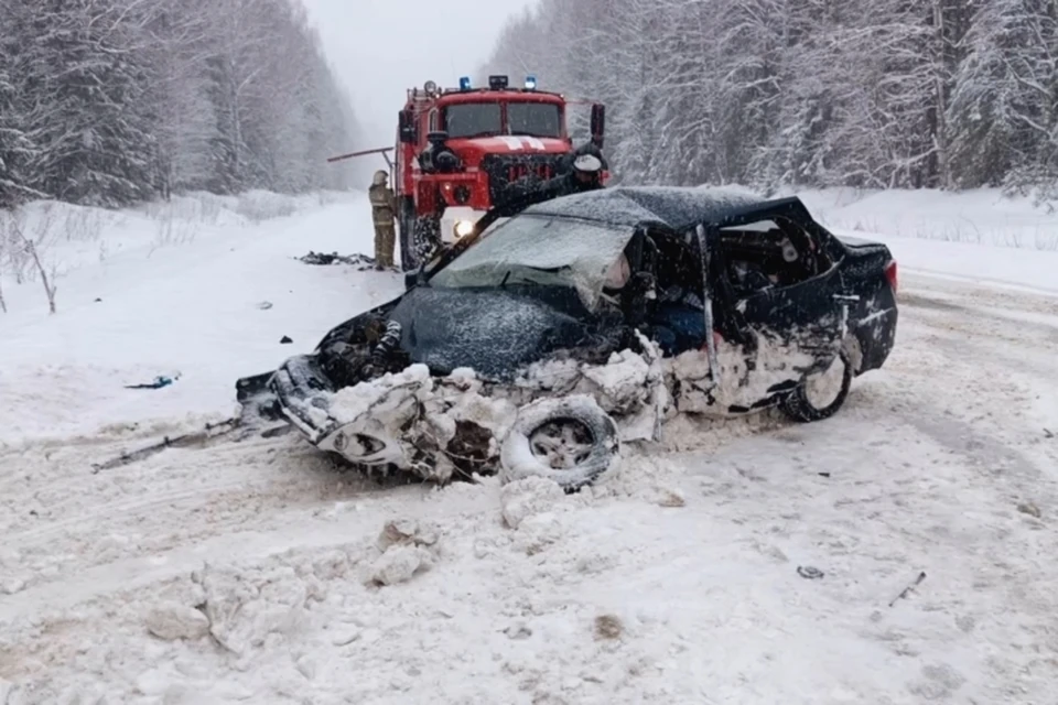 Отечественный автомобиль сильно искорежило. Скриншот видео.