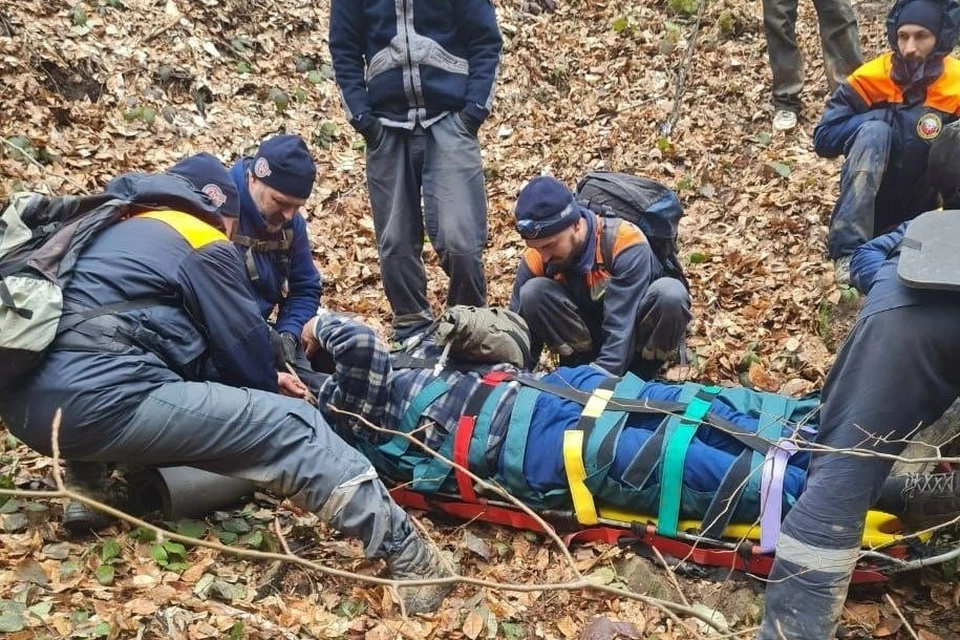 Мужчине оказали первую помощь и эвакуировали его на носилках Фото: t.me/andreidoroshevskii