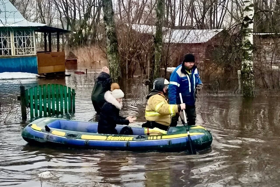 Семью на лодке эвакуировали рязанские спасатели из подтопленного дома.