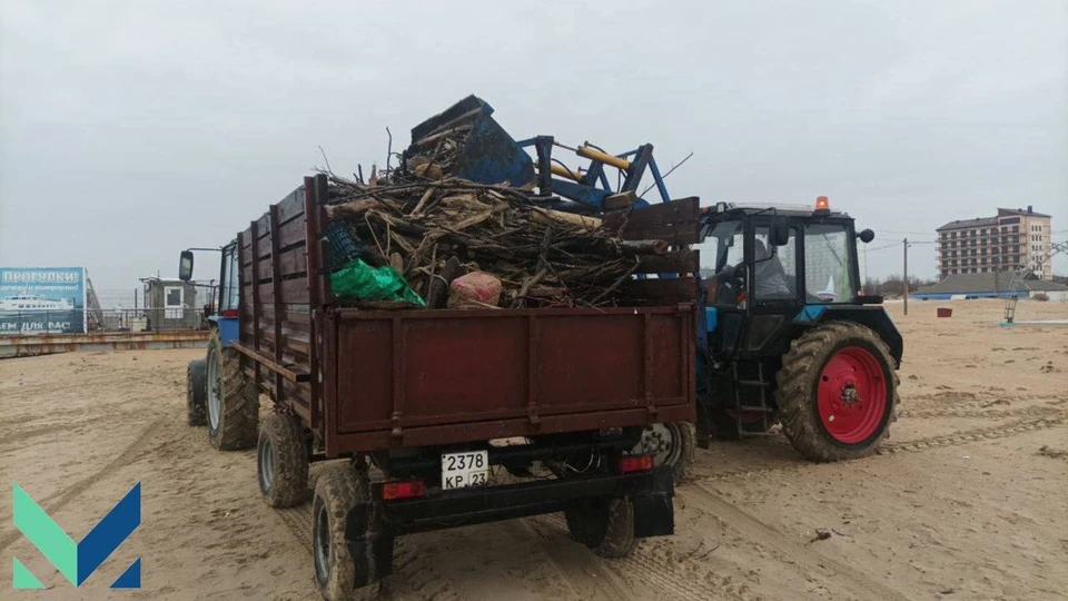 С пляжей Анапы собрали 13 кубов мусора. Фото: t.me/mcuanapa