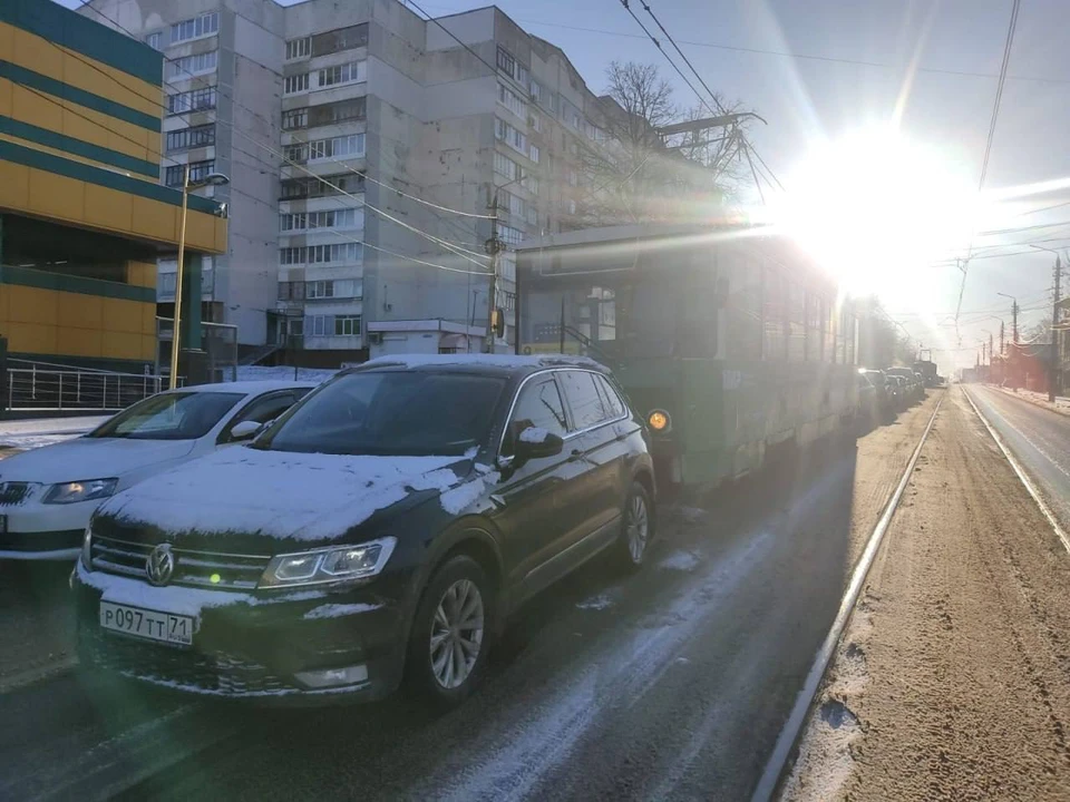 На Пролетарской Площадке в Туле трамвай «боднул» замешкавшийся на путях «Volkswagen»