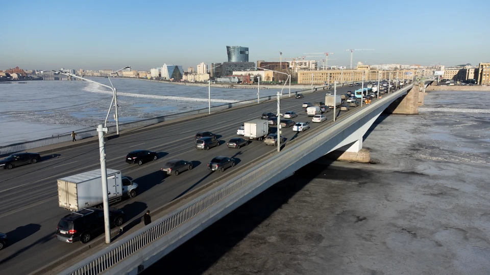 Мост Александра Невского будут разводить ночами с 14 по 18 марта