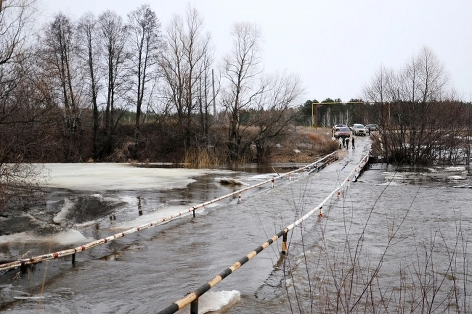 Причина - подтопление моста на время прохождения ледохода и высокая вода в период паводка