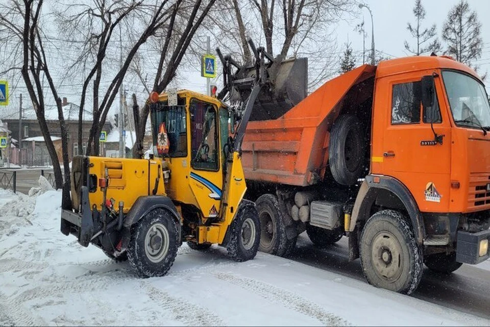 Порядка 60 единиц техники расчищают улицы Иркутска