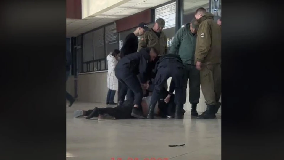 На автовокзале в Кишинёве, мужчина угрожал пассажирам топором.