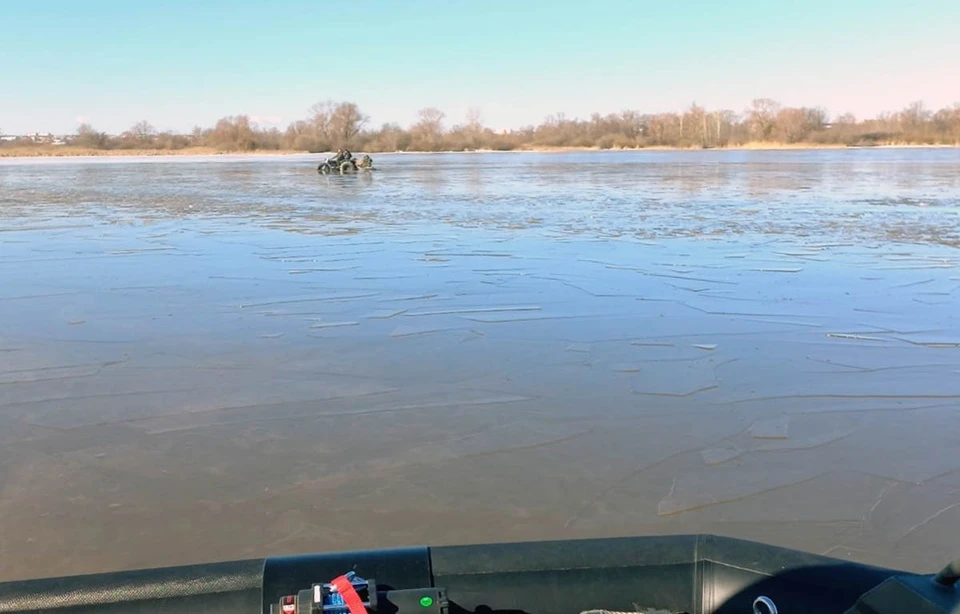 Водитель болотохода хотел проехать по тонкому льду, но не вышло