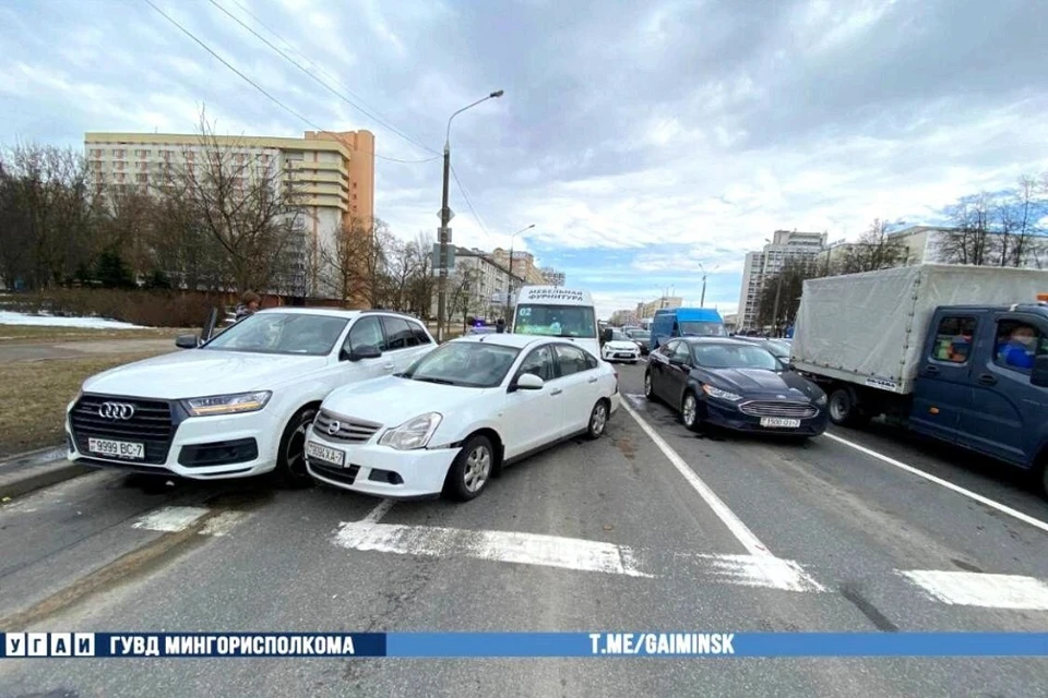 В Минске маршрутка столкнулась сразу с несколькими машинами. Фото: УГАИ ГУВД Мингорисполкома