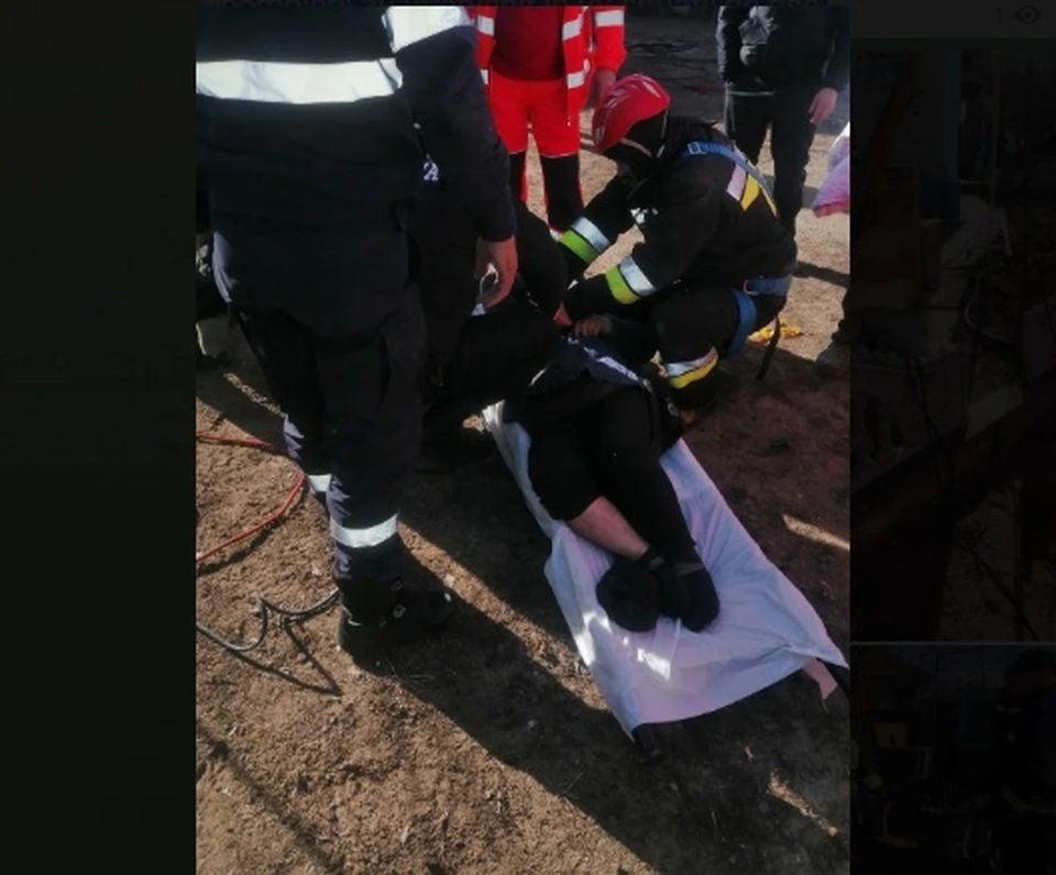 Вытаскивать женщину из колодца пришлось спасателям (Фото: ГИЧС).