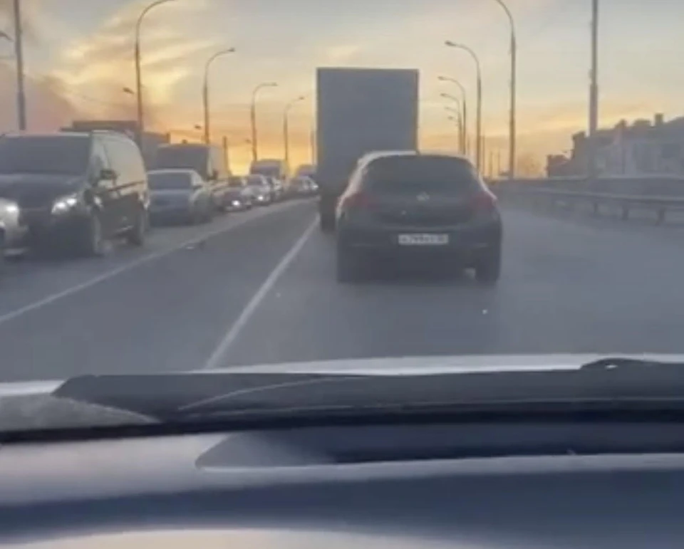 Машины стоят по направлению "в город", то есть из Трусовского района в Левобережную часть