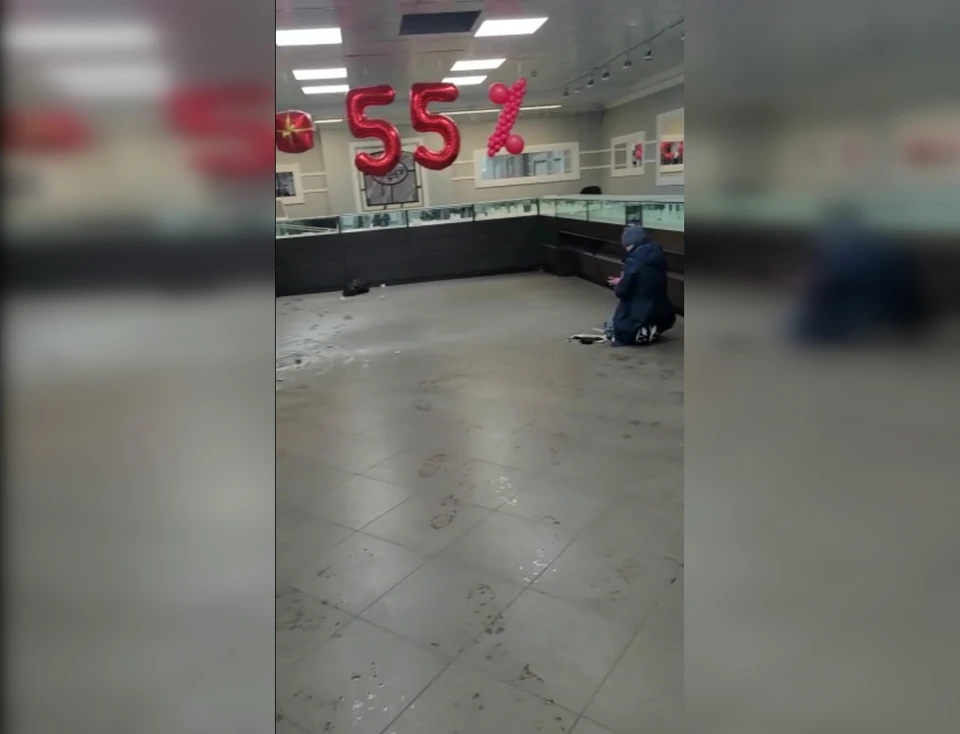 Грабители проделали дыру в полу из подвального помещения и похитили драгоценности Фото: скриншот с видео
