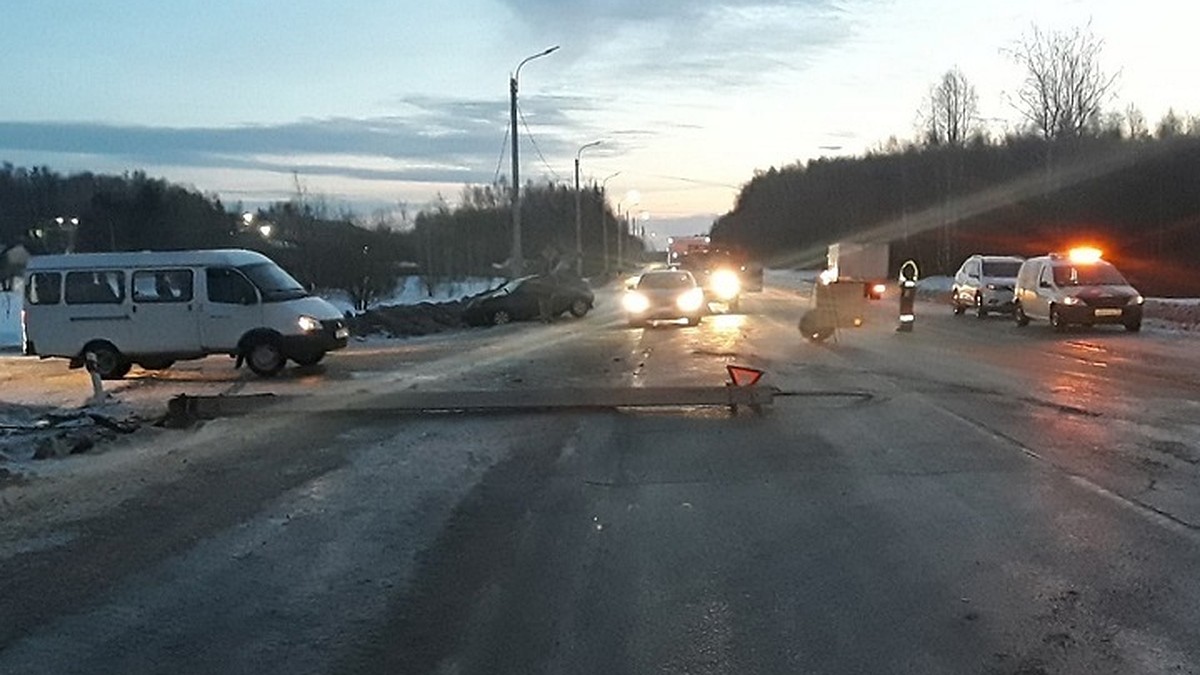 В Ивановской области начинающий водитель спровоцировал массовое ДТП и  оставил без света поселок - KP.RU