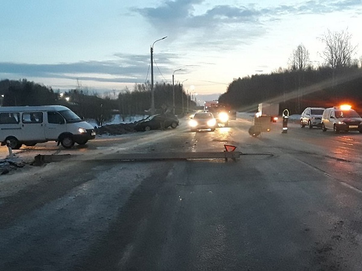 В Ивановской области начинающий водитель спровоцировал массовое ДТП и  оставил без света поселок - KP.RU