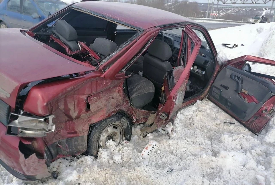 В аварии пострадали четыре человека: водитель и два пассажира отечественной машины и водитель Renauly. Фото: vk.com/murmansk_dtp