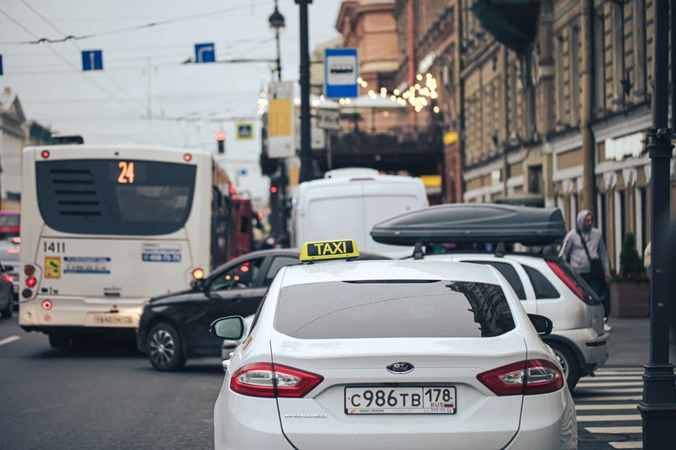 Такси в Санкт-Петербурге полноценная часть общественного транспорта. Во многом благодаря количеству машин и относительной доступности поездок.