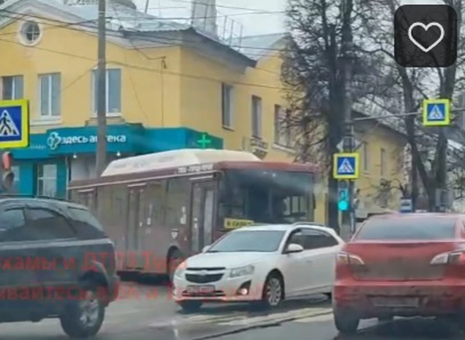 Сломавшийся на улице Циолоковского автобус в Туле сковал движение трамваев
