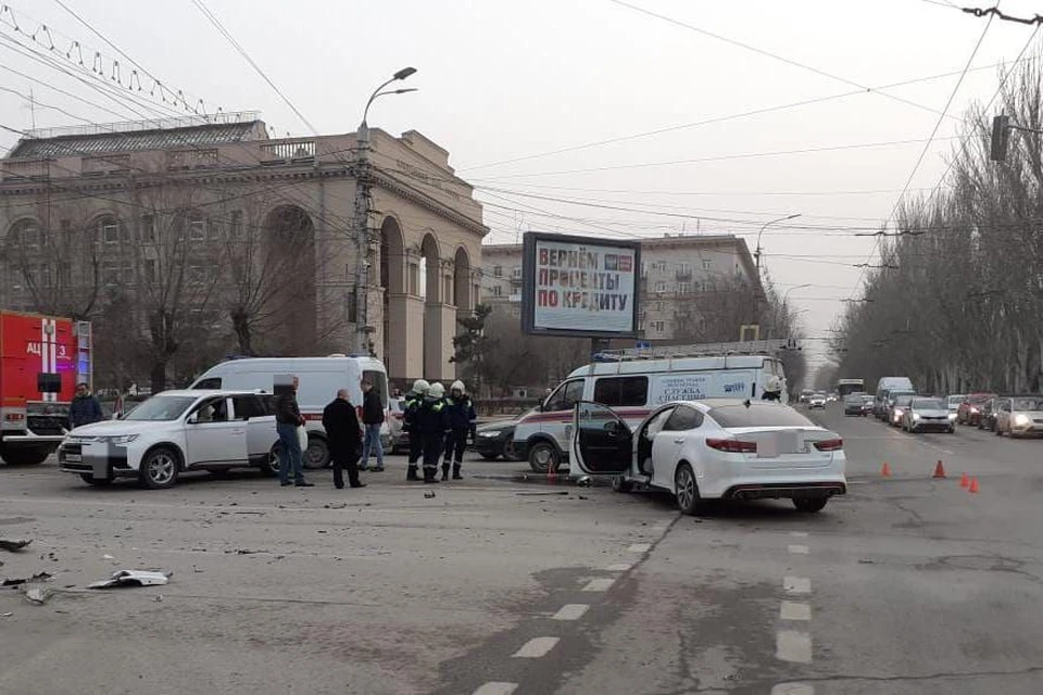 Злосчастный перекресток: в центре Волгограда на Комсомольской столкнулись две иномарки