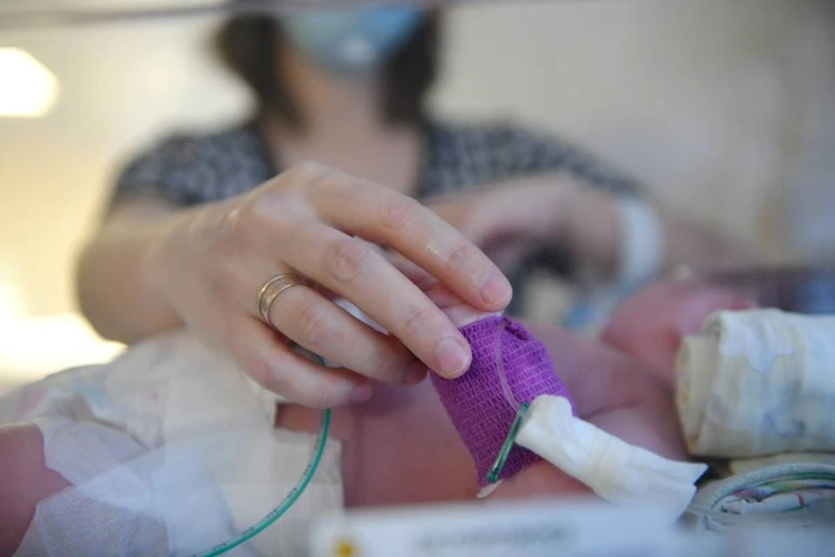 Один такой случай на 40 тысяч детей. Новорожденному из Мурманской области удалили редкий вид опухоли