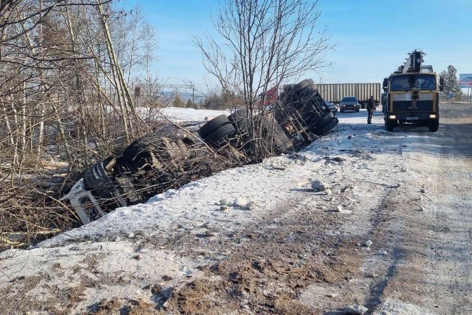 В Братске пострадал водитель опрокинувшейся в кювет фуры
