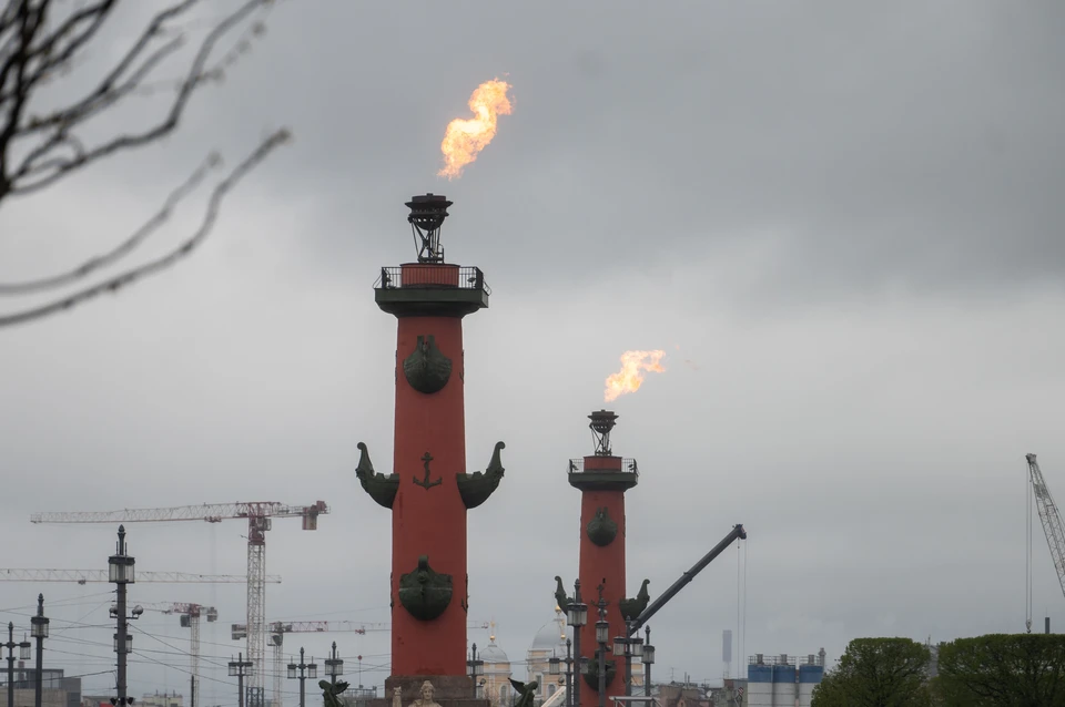 Ростральные колонны зажгли в Петербурге в честь воссоединения Крыма с Россией