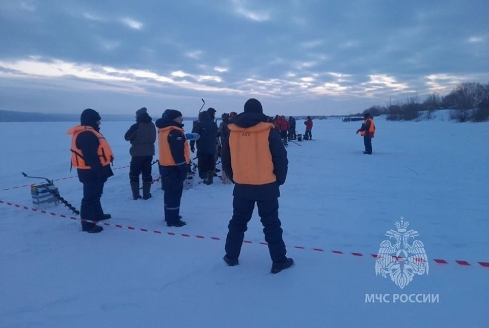Два человека провалились под лед и утонули в Нижегородской области.