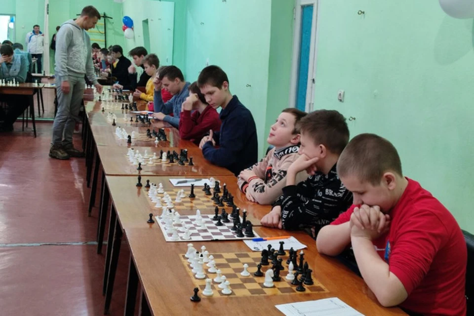 Сергей Карякин сыграл товарищеские игры с юными шахматистами ДНР