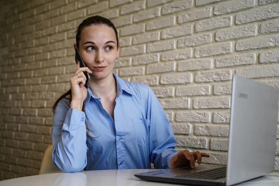 Самые низкие зарплаты получают специалисты в деятельности гостиниц и предприятий общепита.