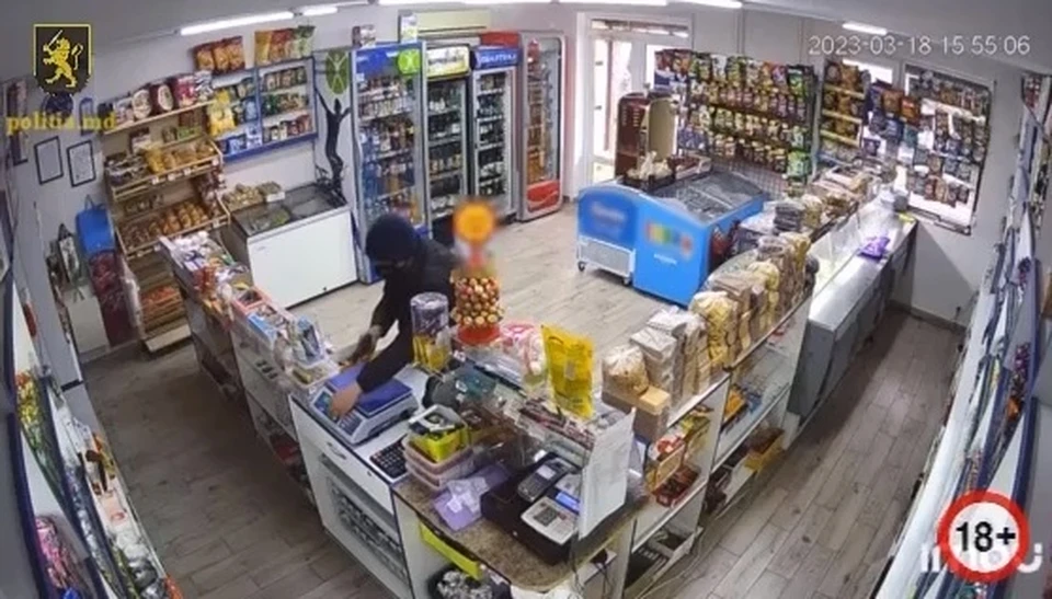 Добычей преступника стали лишь электронные весы (Фото: скрин с видео).