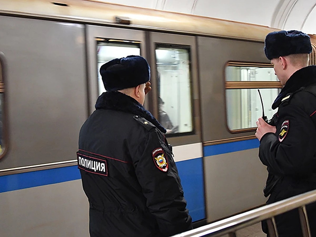 Контролер в метро Москвы задержал безбилетника, находящегося в федеральном  розыске - KP.RU