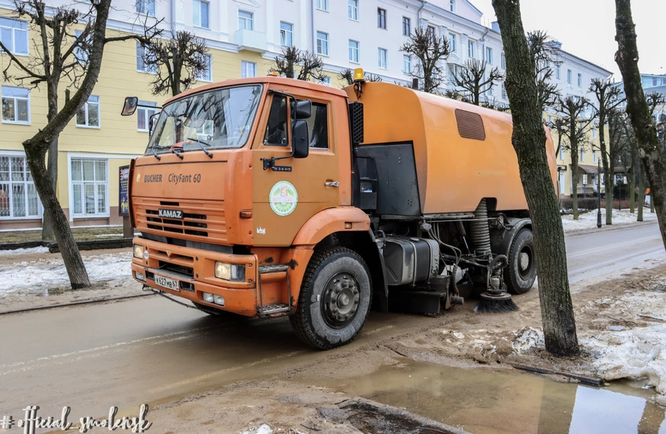 Уборка песка и пыли после зимы стартовала в Смоленске. Фото: пресс-служба администрации города.