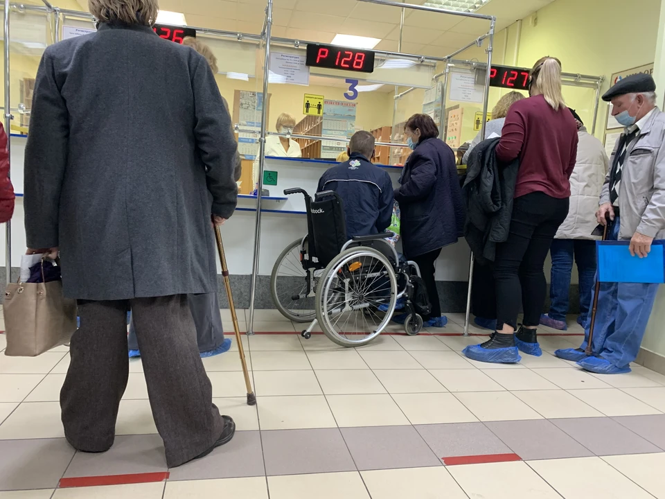 В поликлиниках можно получить консультацию по ковиду.