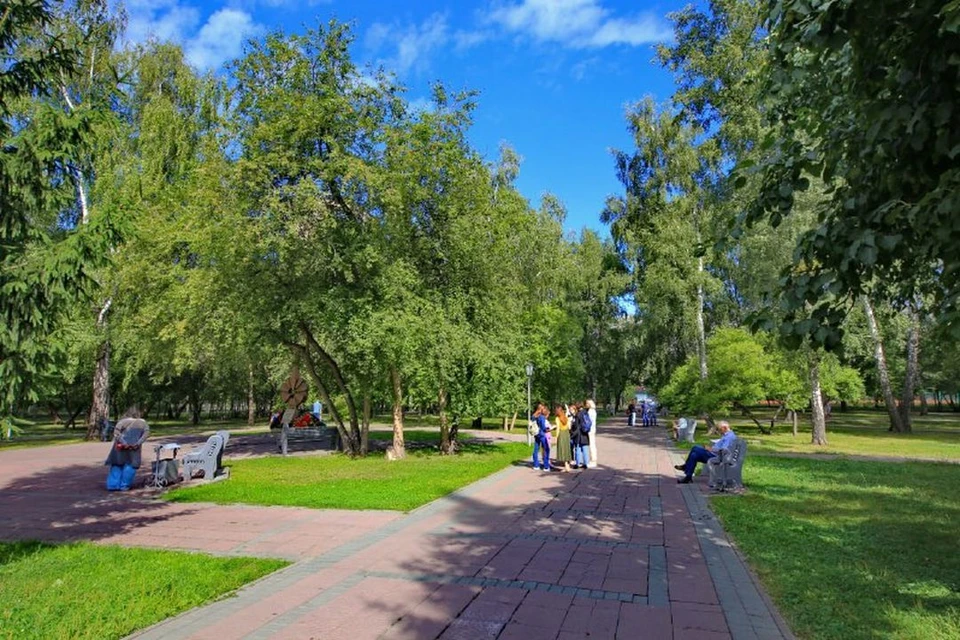 В Нарымском сквере Новосибирска демонтируют металлическое ограждение. Фото: мэрия Новосибирска