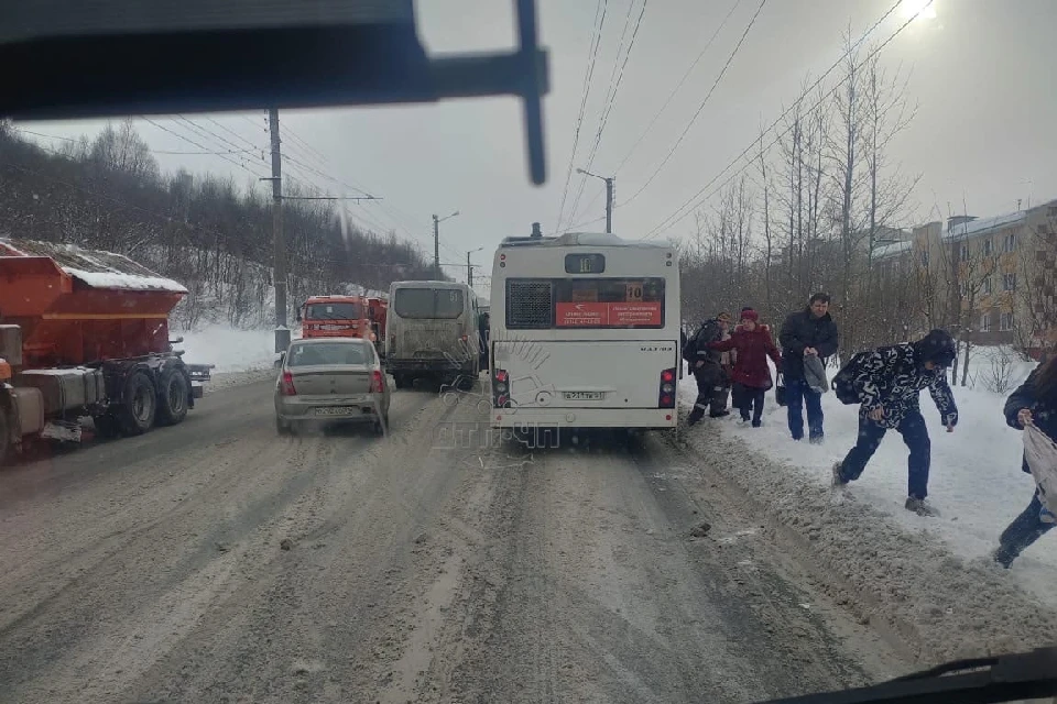 На месте работают сотрудники ГИБДД. Фото: vk.com/murmansk_dtp