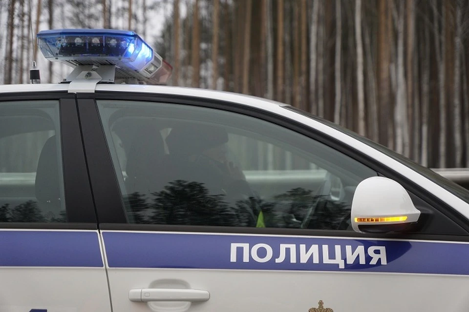 Владелец Lada Priora снес скамейки около подъезда и протащил за собой мужчину