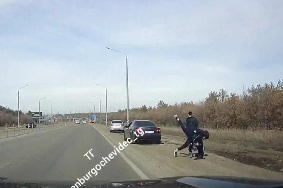 Один из участников драки эффектно перебрасывает другого через плечо... Фото: стоп-кадр с видео "Оренбург очевидец"