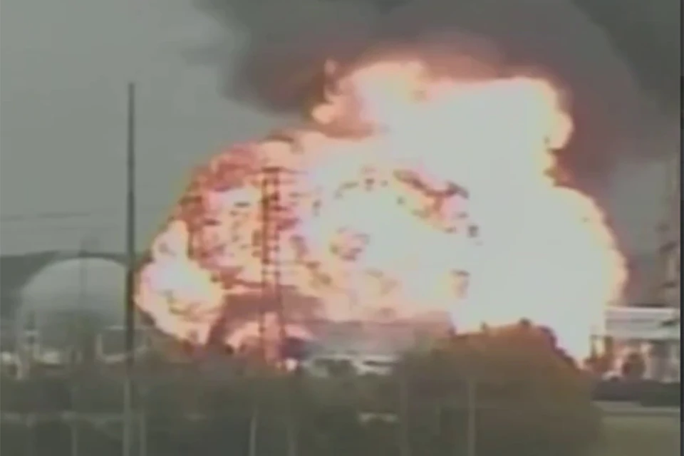 В штате Техас (США) произошел взрыв на химзаводе, пострадал человек. Фото: кадр из видео.