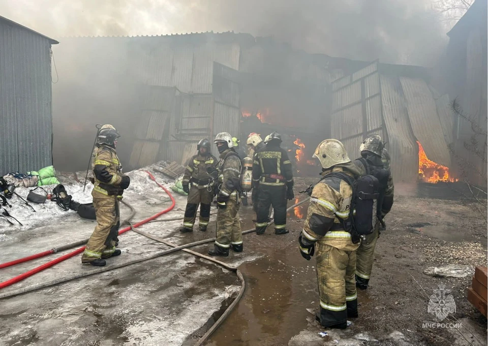 За месяц до пожара на склад завезли новый товар - подушки и одеяла. Фото: ГУ МЧС по Рязанской области.