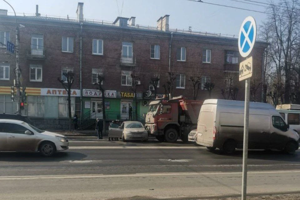 На Куйбышевском шоссе произошло ДТП с участием КАМАЗа. Фото: Telegram-канал «аТипичная Рязань 18+».
