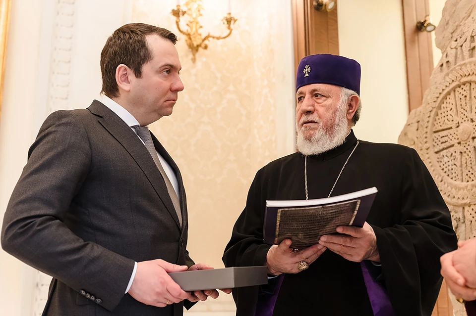 Глава региона поблагодарил Верховного патриарха за вклад в отношения между российским и армянским народом. Фото: Правительство Мурманской области / Дмитрий Дубов
