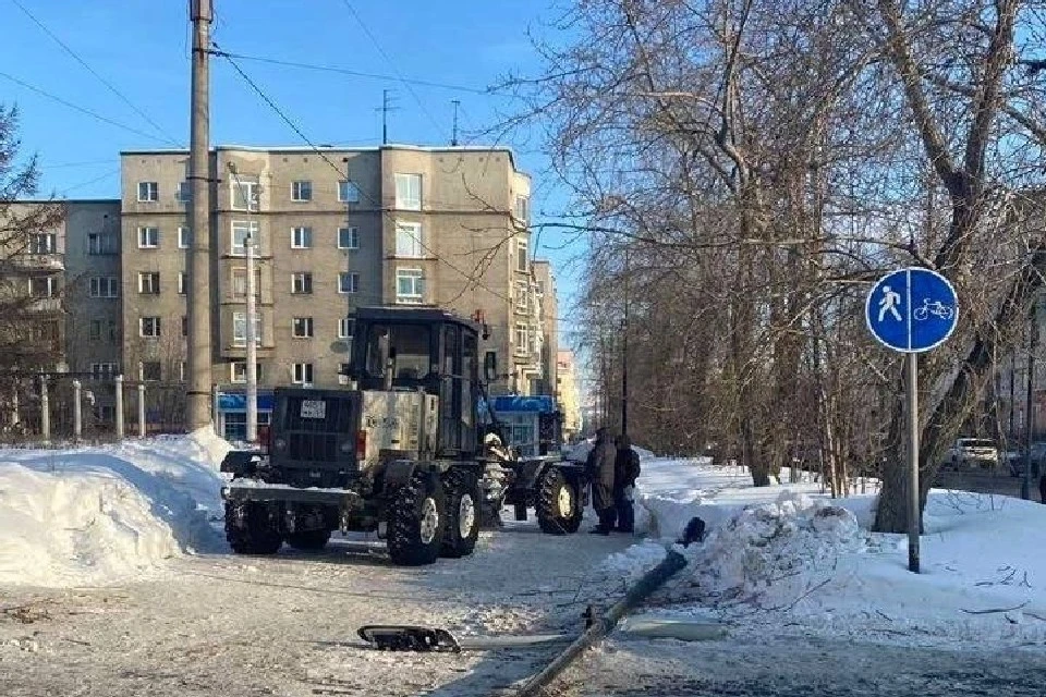 В центре города водитель грейдера убирал снег и сначала зацепил окно книжного магазина, а затем врезался в фонарь. Фото: t.me/murmansk_chp