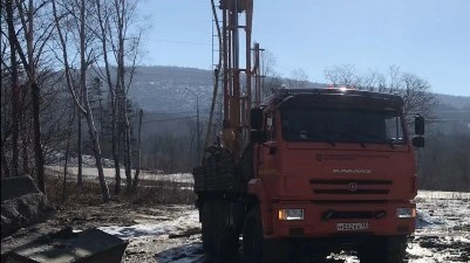 В Южно-Сахалинске во время изыскательских исследований пробили водопровод. Фото: astv.ru