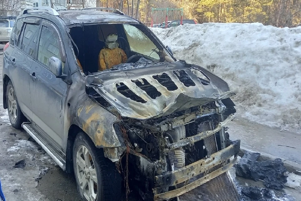 В Нижней Ельцовке в Новосибирске загорелся автомобиль с газовым баллоном в салоне. Фото: предоставлено Юлией.
