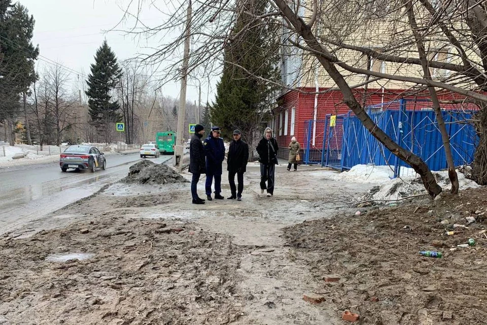 Восстанавливать тротуар начали сразу после вмешательства прокуратуры. Фото: прокуратура НСО