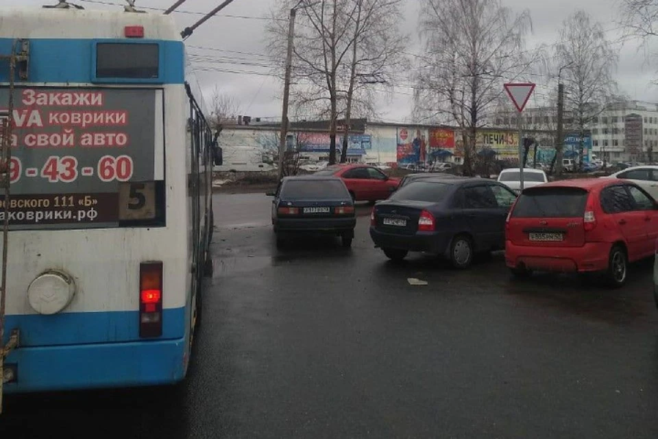 Водители троллейбусов ждали решения ситуации несколько часов. ФОТО: Администрация города Кирова